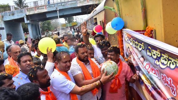 BJP Workers Celebration As Tipu Express Renamed as Wodeyar Express 
