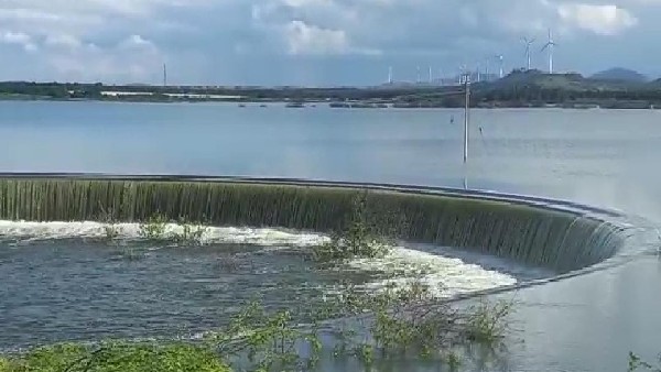 ಚಾನಲ್ ಮೂಲಕ ಕೃಷಿಗೆ ನೀರು ಚಾನಲ್ ಮೂಲಕ ಕೃಷಿಗೆ ನೀರು