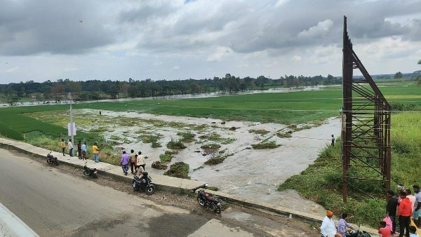 ಸೇತುವೆ ಕುಸಿದು ಗ್ರಾಮೀಣ ಭಾಗದಲ್ಲೂ ಹಲವೆಡೆ ರಸ್ತೆ ಬಂದ್ ಸೇತುವೆ ಕುಸಿದು ಗ್ರಾಮೀಣ ಭಾಗದಲ್ಲೂ ಹಲವೆಡೆ ರಸ್ತೆ ಬಂದ್