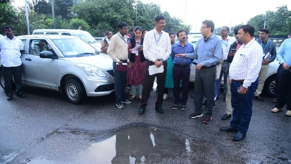 ರಸ್ತೆ ತೆರೆದು ಸಂಚಾರಕ್ಕೆ ಅನುವು ಮಾಡಿ