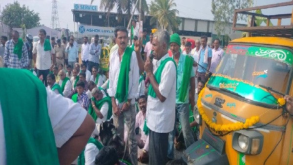  ವೋಟ್‌ ರಾಜಕಾರಣಿಗಳು ಎಂದು ಕಿಡಿ