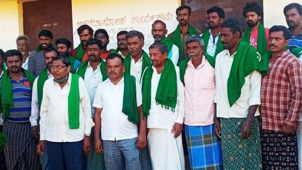 ತಿಪ್ಪೇಸ್ವಾಮಿ ಪರ ನಿಂತ ರೈತ ಸಂಘದ ಸದಸ್ಯರು ತಿಪ್ಪೇಸ್ವಾಮಿ ಪರ ನಿಂತ ರೈತ ಸಂಘದ ಸದಸ್ಯರು