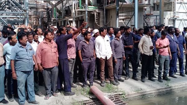 ಕಾರ್ಮಿಕನನ್ನು ಕೆಳಗಿಳಿಸಲು ಹರಸಾಹಸ ಕಾರ್ಮಿಕನನ್ನು ಕೆಳಗಿಳಿಸಲು ಹರಸಾಹಸ