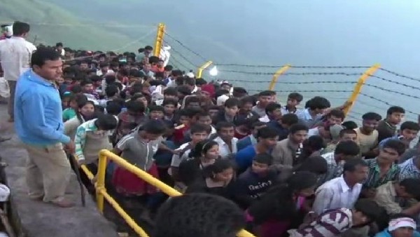 ನಿರ್ಬಂಧವಿದ್ದರೂ ಬೆಟ್ಟ ಏರಿದ್ದ ಭಕ್ತರು 