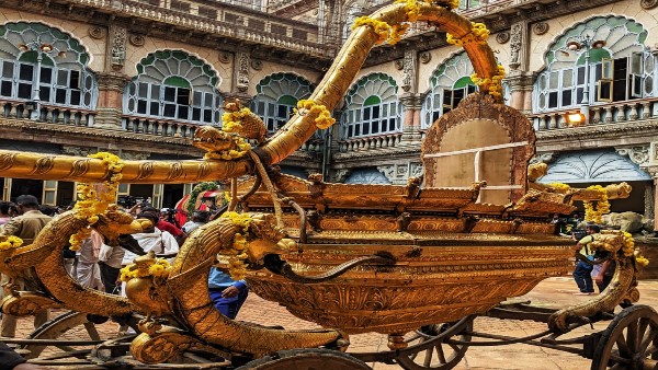 ರಾಜ ಪುರೋಹಿತರಿಂದ ವಿಶೇಷ ಪೂಜೆ 