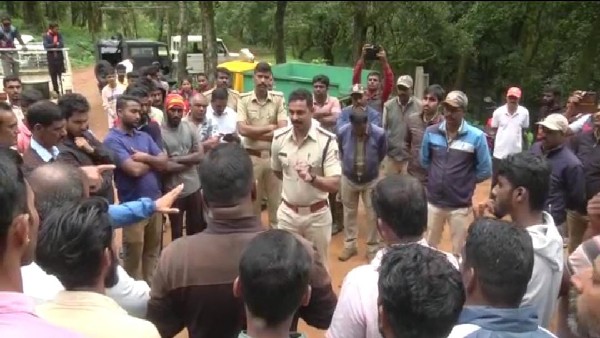 ಬೇಕಾಬಿಟ್ಟಿ ಶುಲ್ಕಕ್ಕೆ ಕಡಿವಾಣ ಹಾಕಲು ಆಗ್ರಹ ಬೇಕಾಬಿಟ್ಟಿ ಶುಲ್ಕಕ್ಕೆ ಕಡಿವಾಣ ಹಾಕಲು ಆಗ್ರಹ