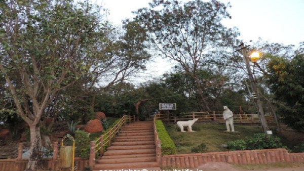 ಪ್ರವೇಶ ದ್ವಾರದ ಬಳಿ ನಿಗದಿ ಮಾಡಿದ ಶುಲ್ಕ? 