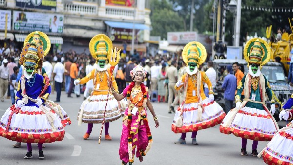 ಲಯಕ್ಕೆ ತಕ್ಕಂತೆ ಹೆಜ್ಜೆ ಹಾಕಿದ ಕಲಾವಿದರು 