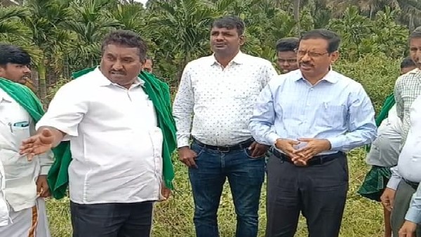 ಅಧಿಕಾರಿಗಳ ವಿರುದ್ಧ ರೊಚ್ಚಿಗೆದ್ದ ರೈತರು ಅಧಿಕಾರಿಗಳ ವಿರುದ್ಧ ರೊಚ್ಚಿಗೆದ್ದ ರೈತರು