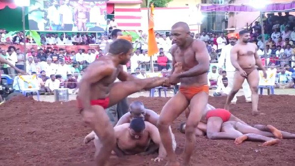 ಬಯಲು ರಂಗಮಂದಿರದಲ್ಲಿ ಜಂಗಿ ಕುಸ್ತಿ 