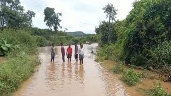ವರುಣನ ಅಟ್ಟಹಾಸಕ್ಕೆ ನಲುಗಿದ ರೈತ ವರುಣನ ಅಟ್ಟಹಾಸಕ್ಕೆ ನಲುಗಿದ ರೈತ