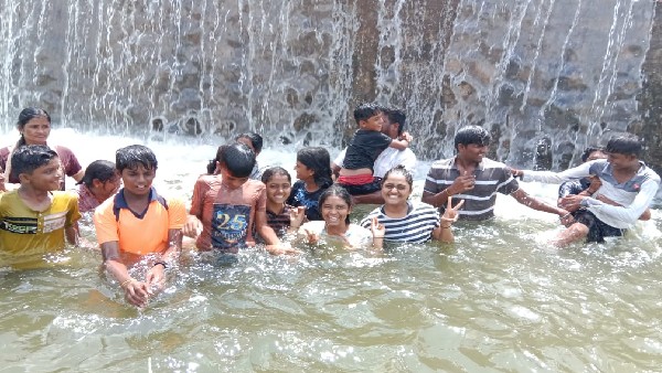 ನಿತ್ಯ ಹರಿದುಬರುತ್ತದೆ ಪ್ರವಾಸಿಗರ ದಂಡು ನಿತ್ಯ ಹರಿದುಬರುತ್ತದೆ ಪ್ರವಾಸಿಗರ ದಂಡು