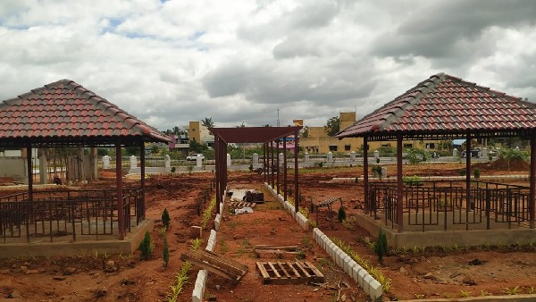  ಕೆರೆ ಬಳಿ ಪ್ರಗತಿಯಲ್ಲಿರುವ ವಿವಿಧ ಕಾಮಗಾರಿಗಳು 