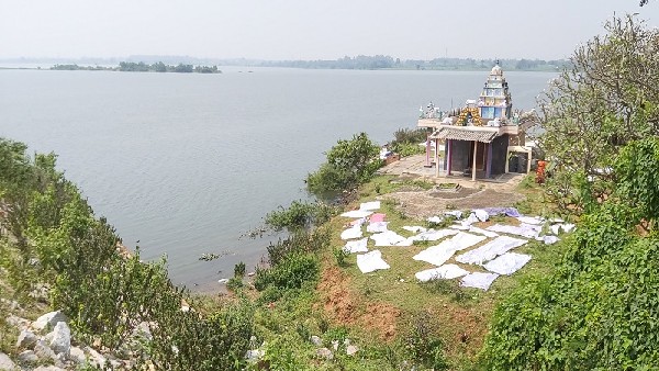 ವಸ್ತ್ರವನ್ನೇ ತೆಪ್ಪವಾಗಿಸಿ ನದಿದಾಟಿದರು.. 