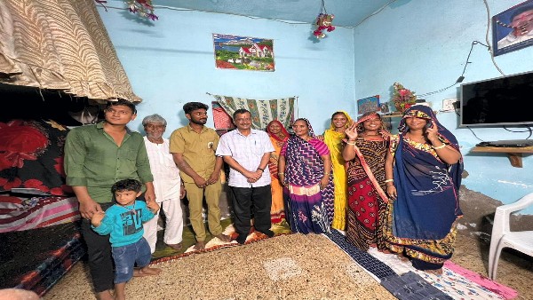 ದಾಂತಾನಿ ಮನೆಗೆ ಹೋಗಿ ಭೋಜನ ಮಾಡಿದ್ದ ಕೇಜ್ರಿವಾಲ್! ದಾಂತಾನಿ ಮನೆಗೆ ಹೋಗಿ ಭೋಜನ ಮಾಡಿದ್ದ ಕೇಜ್ರಿವಾಲ್!