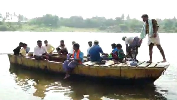 Despite Aware of the Danger, People of Havanur and Shakara villages are Using Boats Instead of Road 
