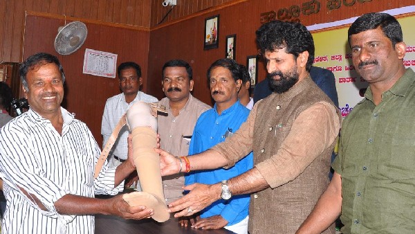 Artificial hand, limbs distribute to disabled in Chikkamagaluru 