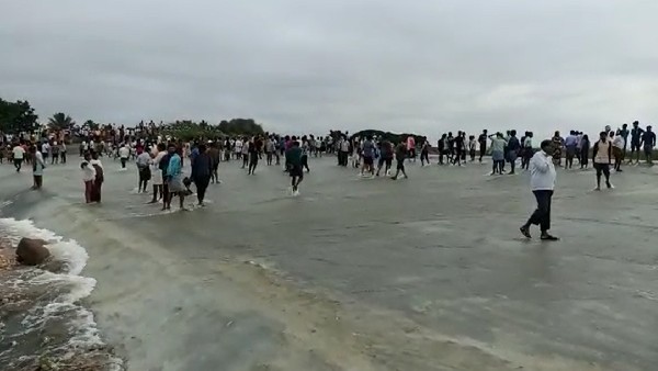 ಪಟಾಕಿ ಸಿಡಿಸಿ ಸಂಭ್ರಮಿಸಿದ ಜನ ಪಟಾಕಿ ಸಿಡಿಸಿ ಸಂಭ್ರಮಿಸಿದ ಜನ