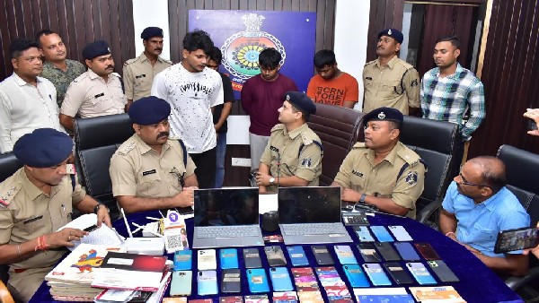 ಬಡವರ ಆಧಾರ್, ಪ್ಯಾನ್ ಕಾಡ್ ಬಳಸಿ ಬ್ಯಾಂಕ್ ಖಾತೆ! ಬಡವರ ಆಧಾರ್, ಪ್ಯಾನ್ ಕಾಡ್ ಬಳಸಿ ಬ್ಯಾಂಕ್ ಖಾತೆ!