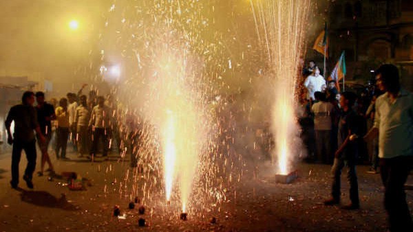 ದೀಪಾವಳಿಯ ಪಟಾಕಿಗಳಿಂದ ವಾಹನ ರಕ್ಷಿಸಲು ಏನು ಮಾಡಬೇಕು? ದೀಪಾವಳಿಯ ಪಟಾಕಿಗಳಿಂದ ವಾಹನ ರಕ್ಷಿಸಲು ಏನು ಮಾಡಬೇಕು?