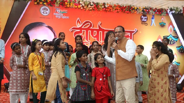 CM Shivraj Chouhan Celebrates Deepavali with Children; Watch