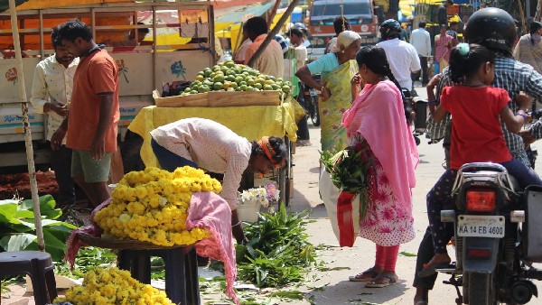  ಖರೀದಿ ಭರಾಟೆಯಲ್ಲಿ ಜನರು 
