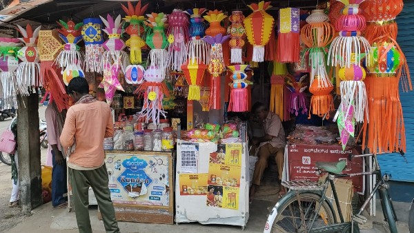 ಮಳಿಗೆಗಳಿಗೆ ಸುಣ್ಣಬಣ್ಣದ ರಂಗು 