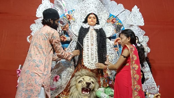 ಭಕ್ತರನ್ನು ಆಶೀರ್ವದಿಸಲು ಬರುವ ದುರ್ಗೆ 