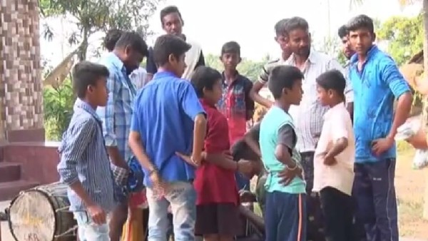 ಹಬ್ಬ ಆಚರಿಸುತ್ತೇವೆ ಎಂದ ಯುವಕರು ಹಬ್ಬ ಆಚರಿಸುತ್ತೇವೆ ಎಂದ ಯುವಕರು