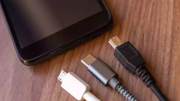 ಒಂದೇ ಮಾದರಿಯಲ್ಲಿ ಚಾರ್ಜಿಂಗ್ ಕೇಬಲ್ ಒಂದೇ ಮಾದರಿಯಲ್ಲಿ ಚಾರ್ಜಿಂಗ್ ಕೇಬಲ್