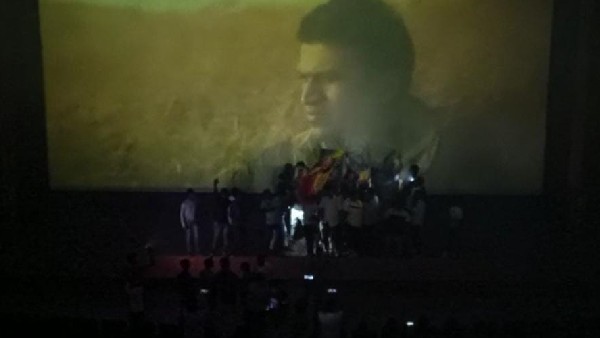 ಚಿತ್ರಮಂದಿರದಲ್ಲಿ ಚಿಕನ್ ಬಿರಿಯಾನಿ ವಿತರಣೆ