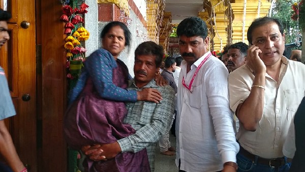 ಎತ್ತಕೊಂಡು ಬಂದು ಪತ್ನಿಗೆ ದೇವಿಯ ದರ್ಶನ ಮಾಡಿಸಿದ ಪತಿ 