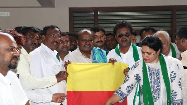 HD Kumaraswamy Distributes Kannada Flags 