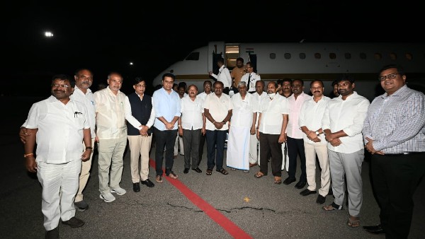 HD Kumaraswamy at Hyderabad with 20 JDS MLAs, Welcomed by TRS Leaders 