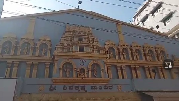  ನವ ವಧುವಿನಂತೆ ಸಿಂಗಾರಗೊಂಡಿರುವ ಅಂಗಡಿಗಳು 