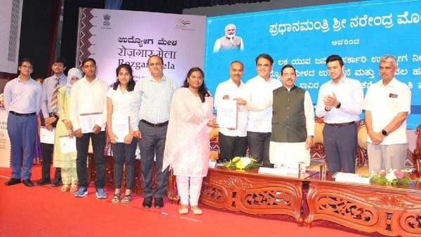 Rojgar Mela: Central Minister Pralhad Joshi Distribute offer letter to people at bengaluru Rojgar Mela: Central Minister Pralhad Joshi Distribute offer letter to people at bengaluru
