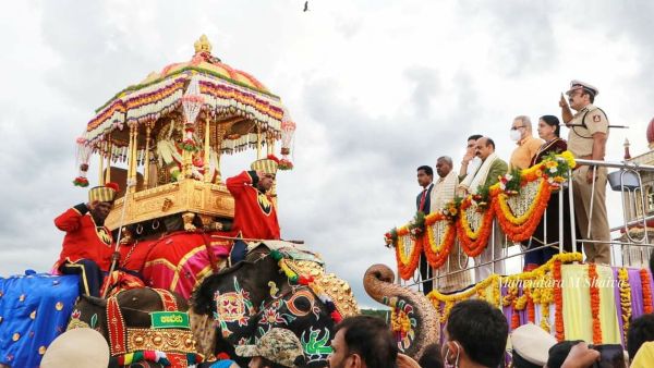 ಪಂಜಿನ ಕವಾಯತಿನೊಂದಿಗೆ ವಿದಾಯ