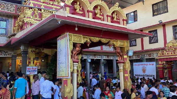 ಲಕ್ಷಾಂತರ ಭಕ್ತರ ಭೇಟಿ ಲಕ್ಷಾಂತರ ಭಕ್ತರ ಭೇಟಿ