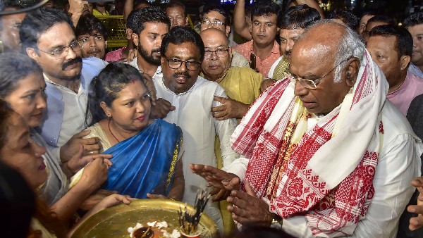 ಮಲ್ಲಿಕಾರ್ಜುನ್ ಖರ್ಗೆಯಿಂದ ಸಾಮೂಹಿಕ ನಾಯಕತ್ವ ಜಪ ಮಲ್ಲಿಕಾರ್ಜುನ್ ಖರ್ಗೆಯಿಂದ ಸಾಮೂಹಿಕ ನಾಯಕತ್ವ ಜಪ