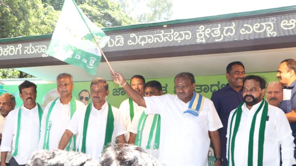 HD Kumaraswamy Flag Off For Pancharatna Rathyatra 