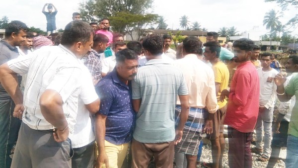 ಸ್ಥಳದಿಂದ ಕಾಲ್ಕಿತ್ತ ಅಧಿಕಾರಿಗಳು 