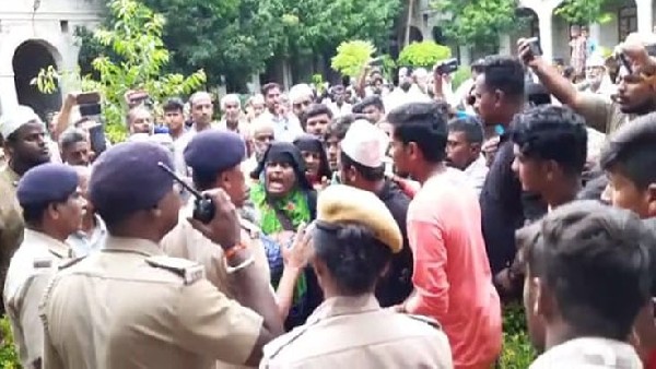 ರೈತರ ಮನವೊಲಿಸಿದ ಪೊಲೀಸರು 