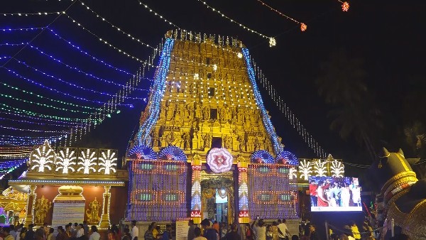 ರಸ್ತೆಗಳೆಲ್ಲಾ ಮಧುವಣಗಿತ್ತಿಯಂತೆ ಕಂಗೊಳಿಸುತ್ತಿವೆ ರಸ್ತೆಗಳೆಲ್ಲಾ ಮಧುವಣಗಿತ್ತಿಯಂತೆ ಕಂಗೊಳಿಸುತ್ತಿವೆ