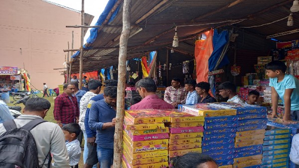  ಪಟಾಕಿ ಅಂಗಡಿಗಳತ್ತ ಮುಖ ಮಾಡದ ಜನ 