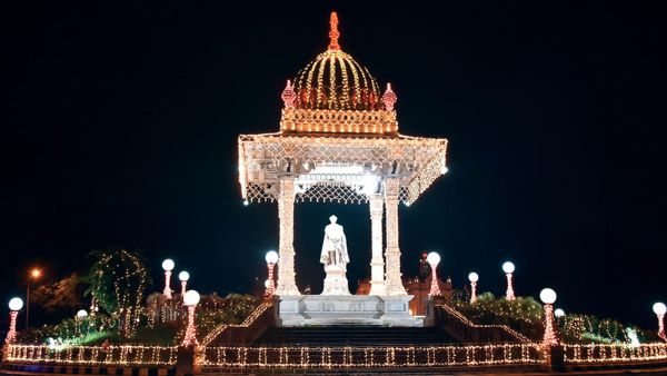 ವಿದ್ಯುತ್ ದೀಪದ ಬೆಳಕಲ್ಲಿ ಜಂಬೂ ಸವಾರಿ