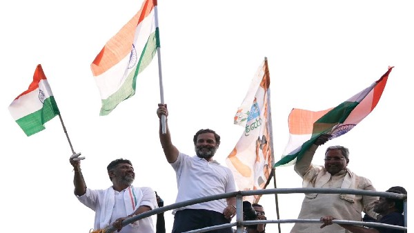 Rahul Gandhi Climbs Water Tank Holding Tricolor Flag At Chitradurga Rahul Gandhi Climbs Water Tank Holding Tricolor Flag At Chitradurga