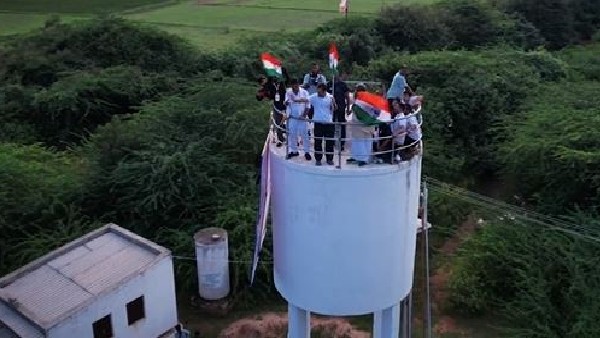 Rahul Gandhi Climbs Water Tank Holding Tricolor Flag At Chitradurga Rahul Gandhi Climbs Water Tank Holding Tricolor Flag At Chitradurga
