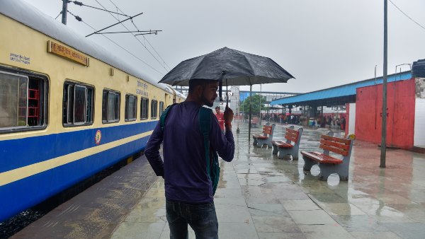 ಎರಡು ರೈಲುಗಳು, ಐದು ಟ್ರಿಪ್‌ಗಳಲ್ಲಿ ಸಂಚಾರ