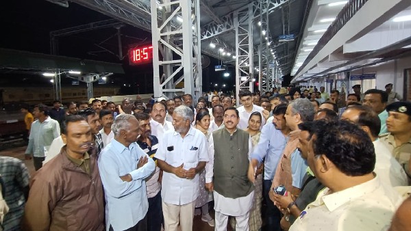 Railways Minister Ashwini Vaishnaw Launches Hubballi-Nizamuddin Express train on Oct 11 Railways Minister Ashwini Vaishnaw Launches Hubballi-Nizamuddin Express train on Oct 11