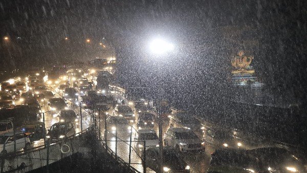 Rain again in Bengaluru: People preparing for the festival are confused